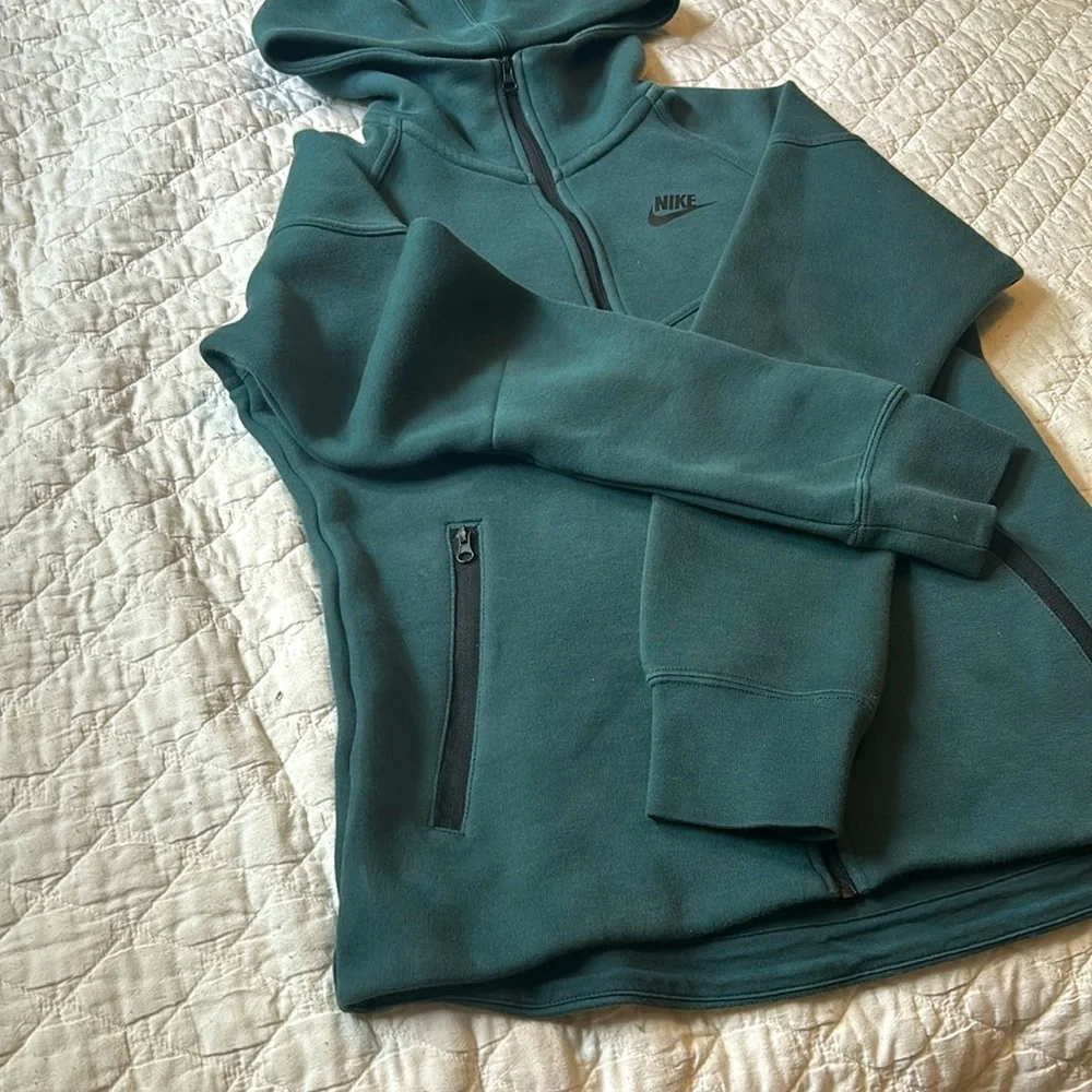 Green Nike tech 🫶 - Picture 5 of 9